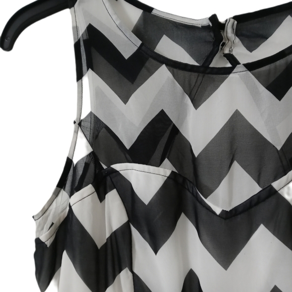Black and White Chevron Dress-Midi - Picture 3 of 4